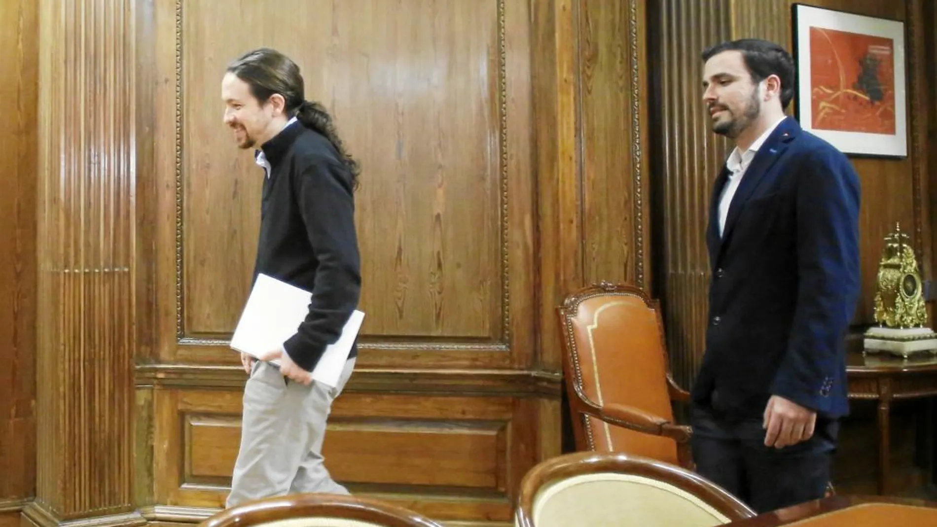 Los candidatos de Podemos, Pablo Iglesias, e Izquierda Unida, Alberto Garzón, durante reunión en el Congreso de los Diputados que tuvo lugar en febrero