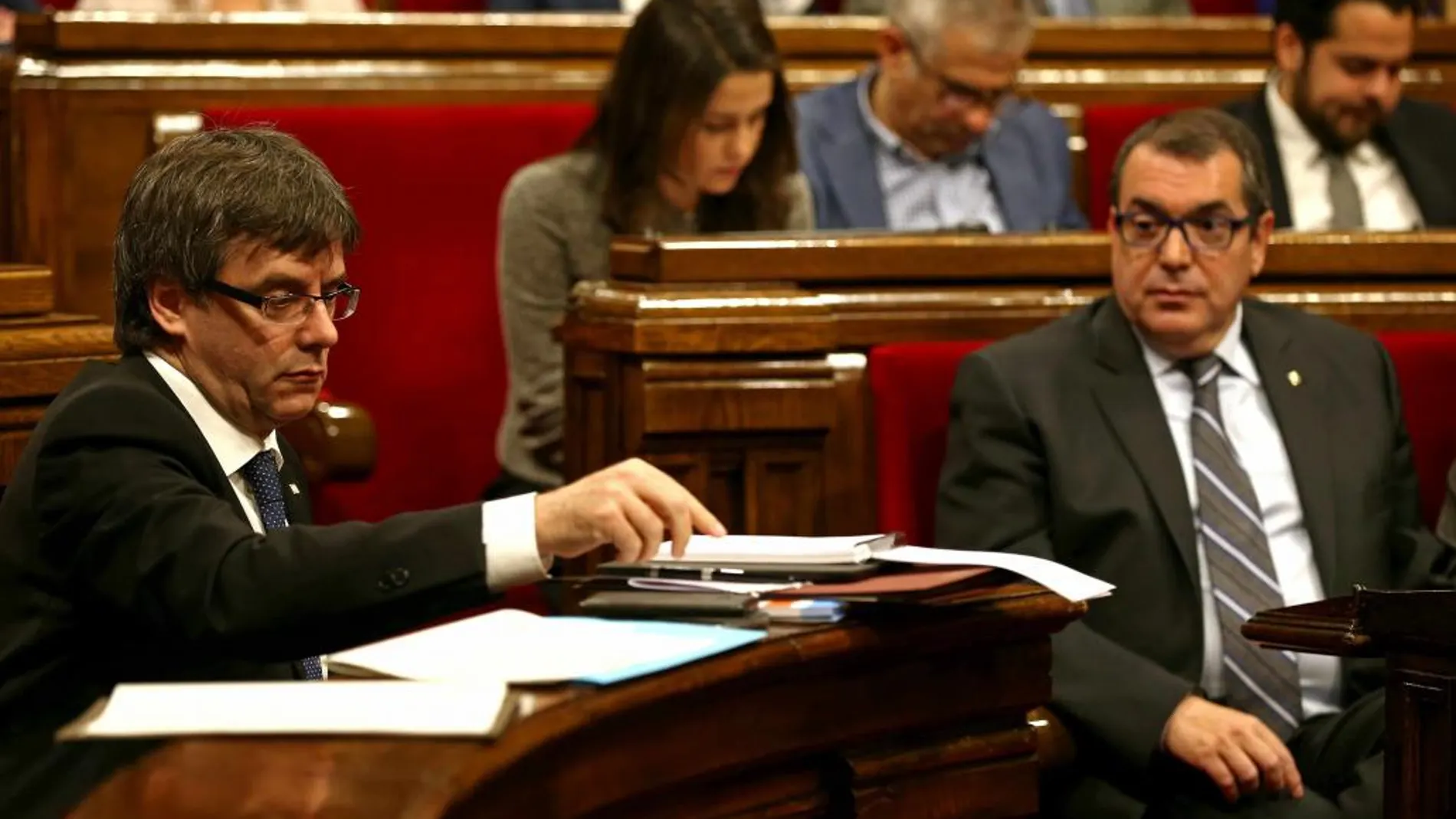 El presidente de la Generalitat, Carles Puigdemont (i), y el conseller de Interior, Jordi Jané.