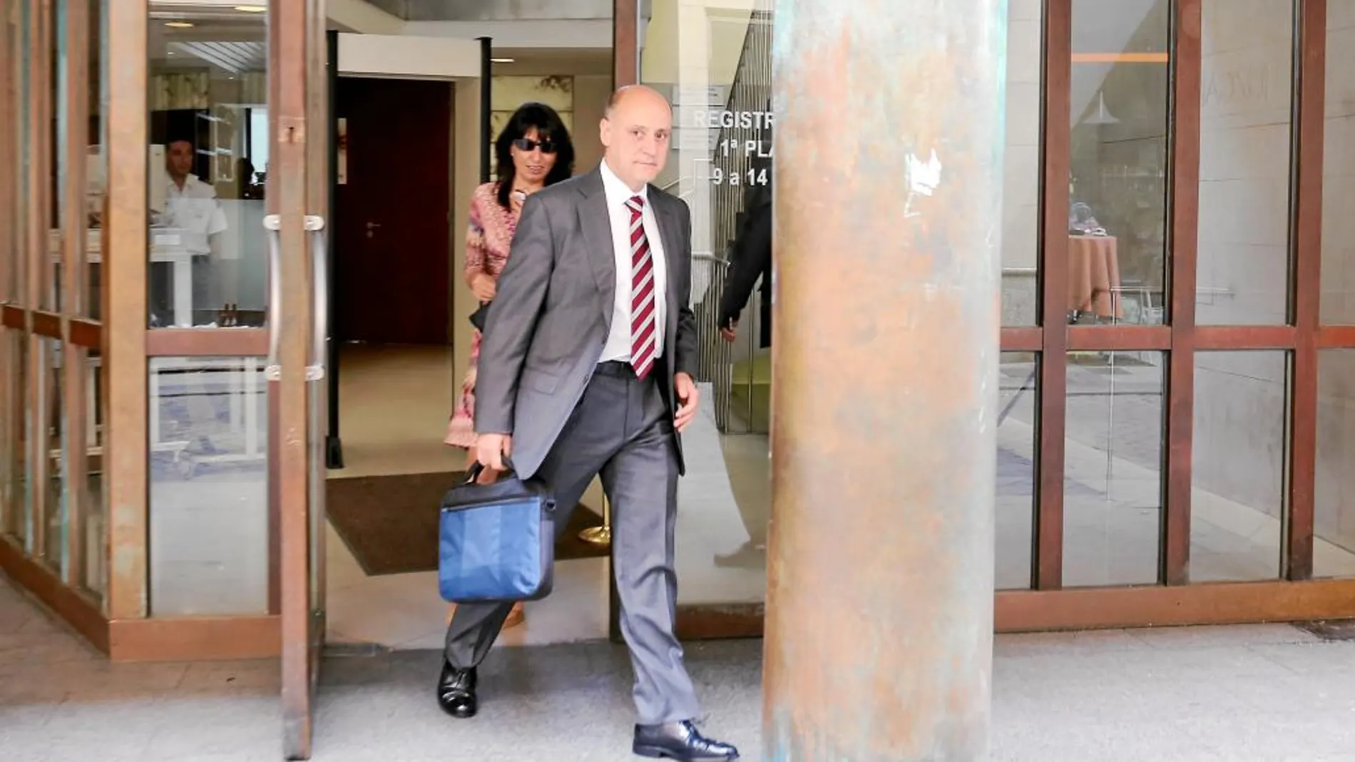 El ex consejero de Gesturcal y actual director general de Presupuestos, José Armando Beteta, sale de los juzgados