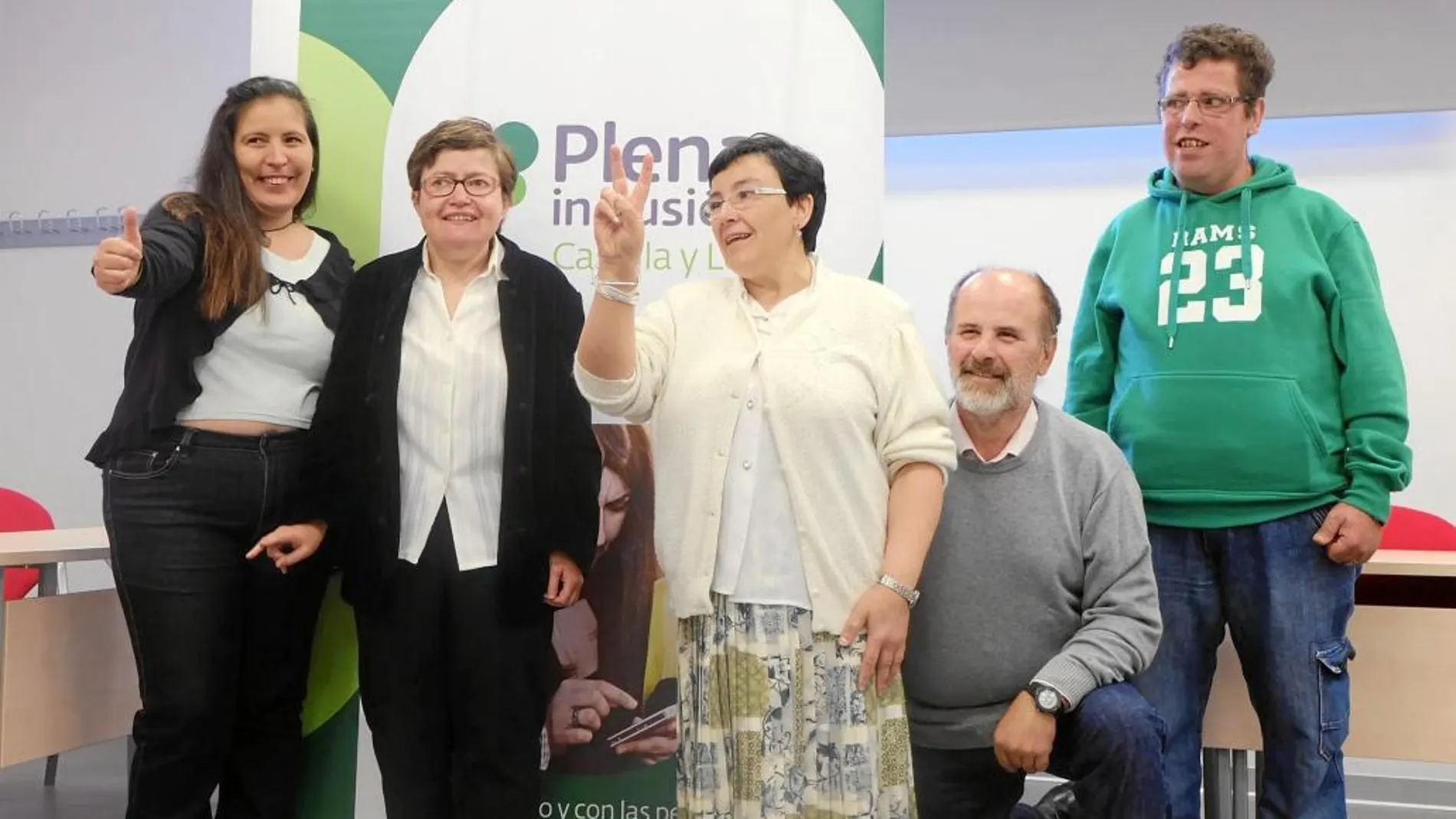 Carolina, Mari Mar, Camino, Chema y Juanma dan la bienvenida al nuevo logotipo que representará a las personas con discapacidad intelectual. Un trébol de cuatro hojas, una de ellas más grande y oscura que evoca la «P» de plena, de potencialidades y de personas.