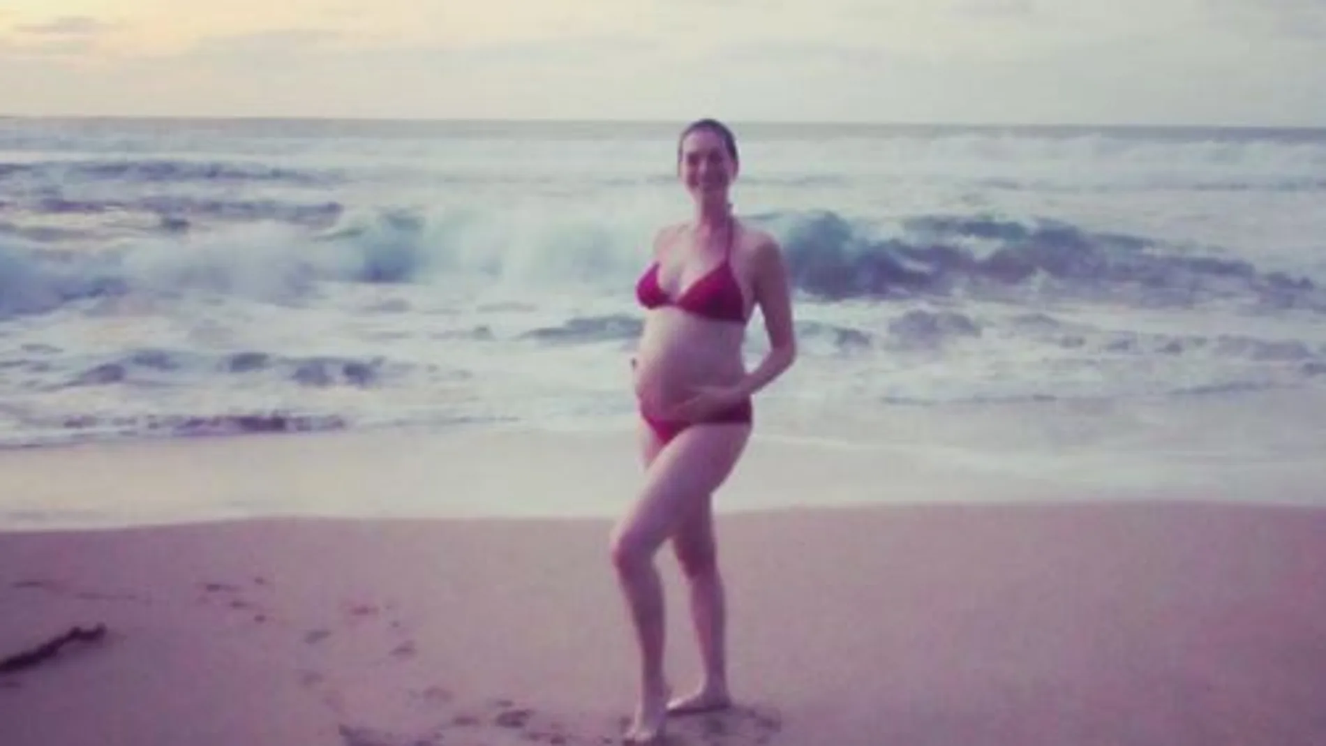 Anne Hathaway deja sin primicia a los paparazzi al publicar una foto embarazada