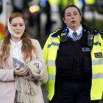 Una agente de policía escolta a una herida en los alrededores de la estación de metro Parsons Green en Londres (Reino Unido)