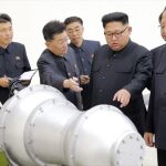 El líder norcoreano, Kim Jong-un, inspecciona una carcasa metálica, probablemente bomba de hidrógeno, el 2 de septiembre de 2017.