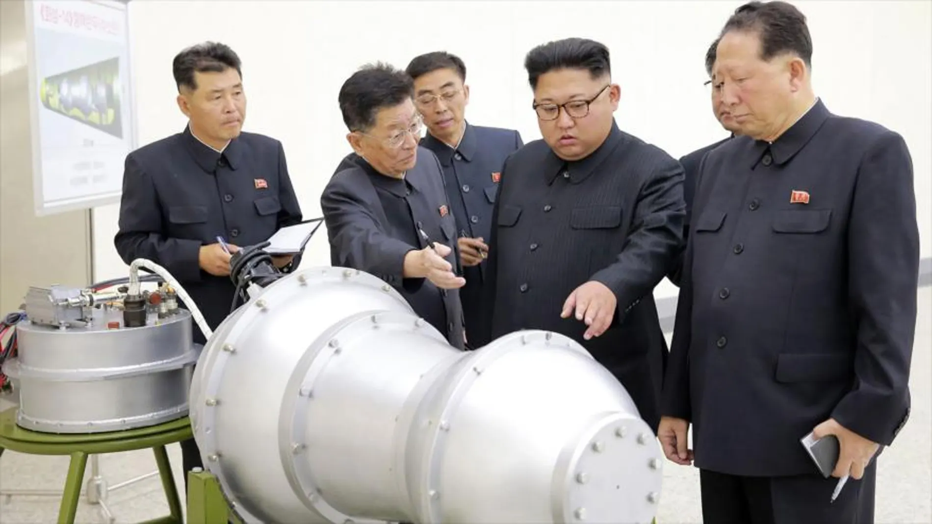 El líder norcoreano, Kim Jong-un, inspecciona una carcasa metálica, probablemente bomba de hidrógeno, el 2 de septiembre de 2017.