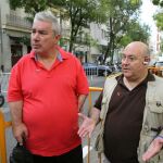 El presidente y el vicepresidente de la Asociación de Víctimas de la Talidomida en España (Avite), José Riquelme (d) y Rafael Basterrechea, hoy ante el Tribunal Supremo