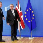 El primer ministro británico, David Cameron, junto al presidente de la Comisión Europea, Jean-Claude Juncker