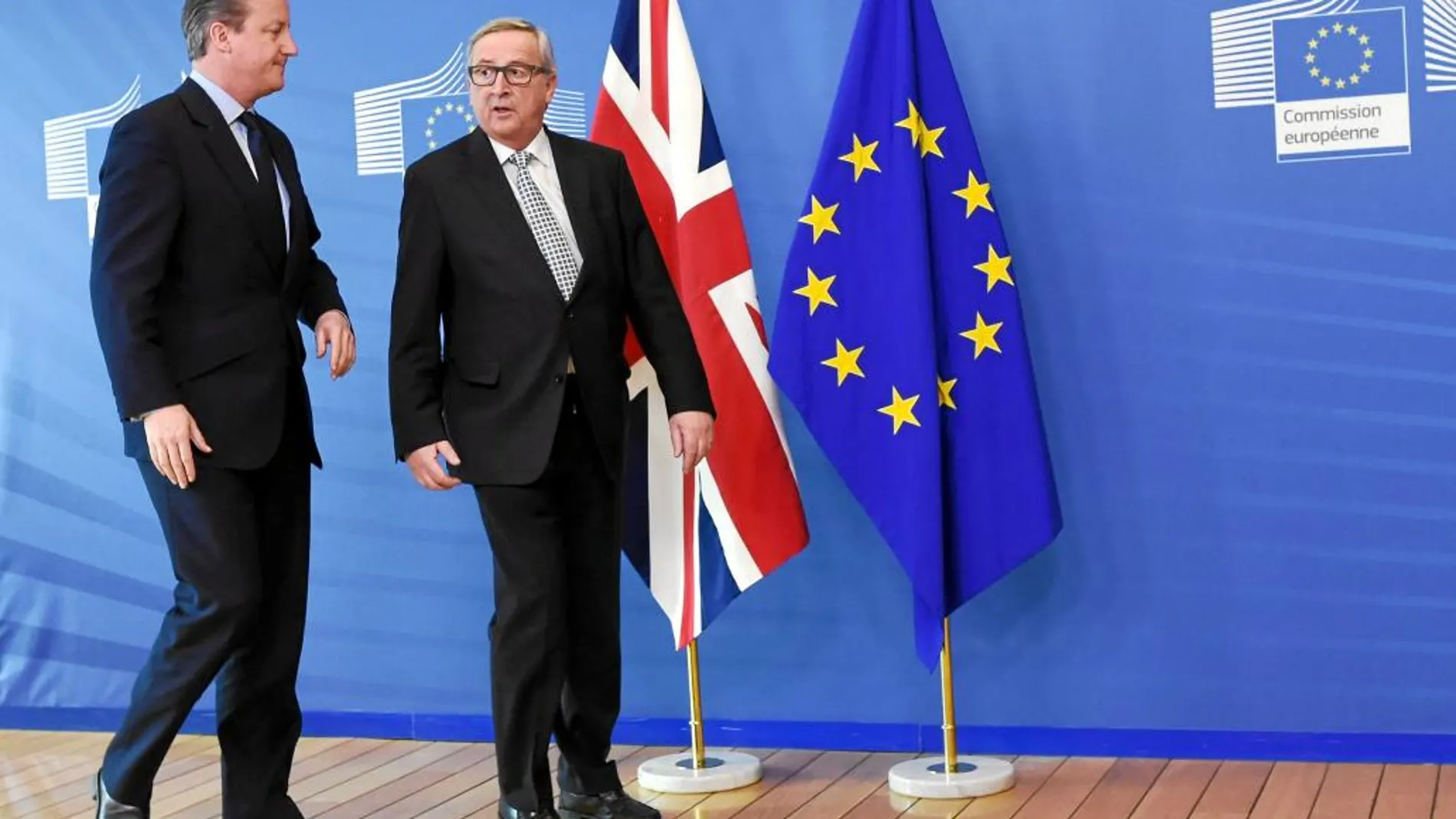 El primer ministro británico, David Cameron, junto al presidente de la Comisión Europea, Jean-Claude Juncker