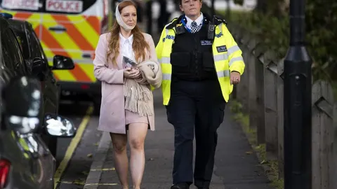 Una agente de policía escolta a una herida en los alrededores de la estación de metro Parsons Green el 15 de septiembre de 2017