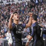 Marco Asensio celebra junto a Cristiano el 1-2 en el Allianz