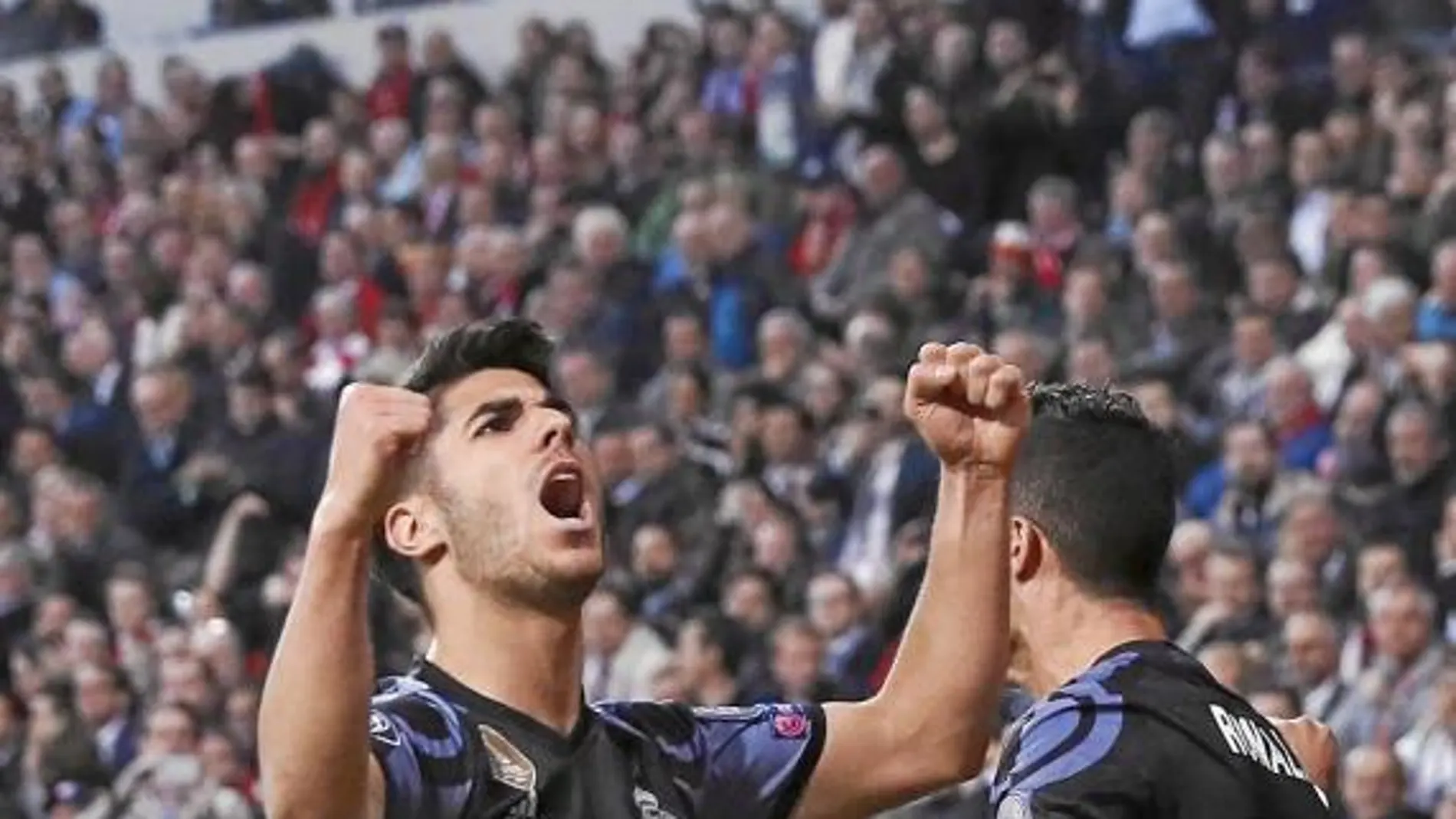 Marco Asensio celebra junto a Cristiano el 1-2 en el Allianz