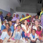 Las promotoras de Teranga, rodeadas de niños y mujeres de Sébikotane