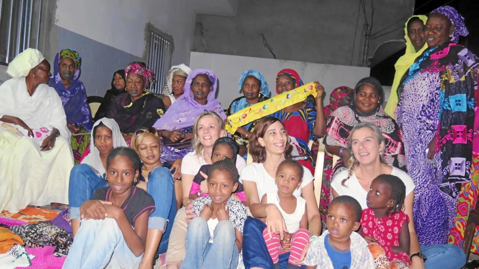 Las promotoras de Teranga, rodeadas de niños y mujeres de Sébikotane