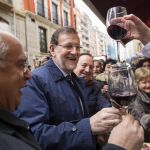 El presidente del Gobierno y candidato del PP a la reelección, Mariano Rajoy (c), durante su visita hoy a Logroño