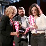 Manuela Carmena, ayer, junto a David Berná y Getsemaní San Marcos, con cucuruchos de castañas