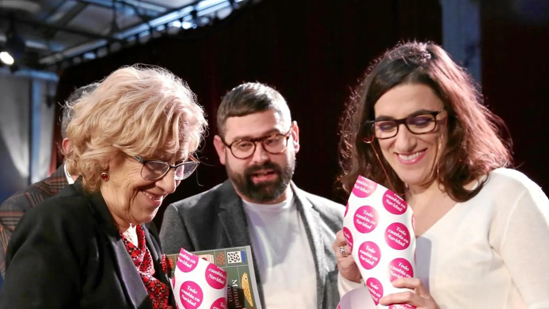 Manuela Carmena, ayer, junto a David Berná y Getsemaní San Marcos, con cucuruchos de castañas