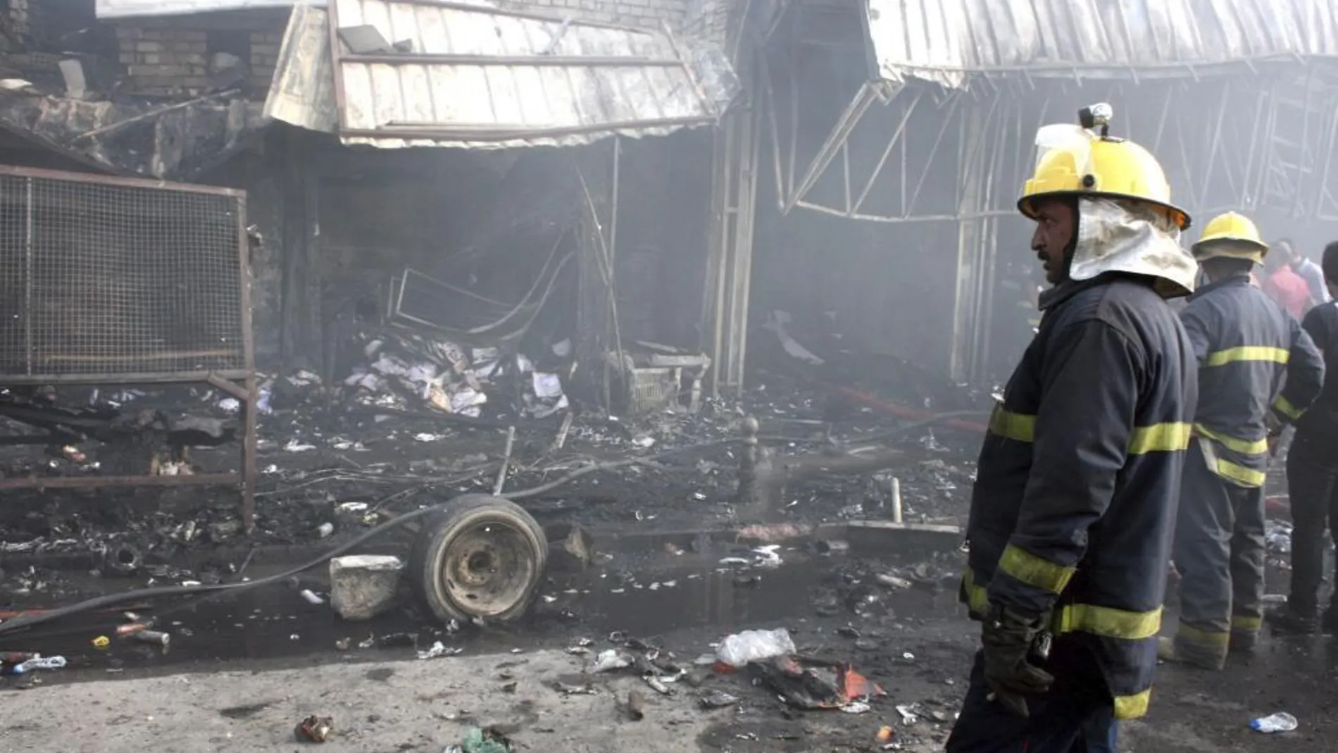 Un policía iraquí observa el lugar de un ataque suicida en Bagdad (Irak).