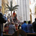 La imagen de Nuestro Padre Jesús del Amor en su entrada en Jerusalén subido a una borriquita estaba ayer preparada en La Almudena para procesionar esta tarde