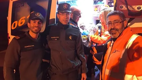 Los agentees, junto a los servicios médicos