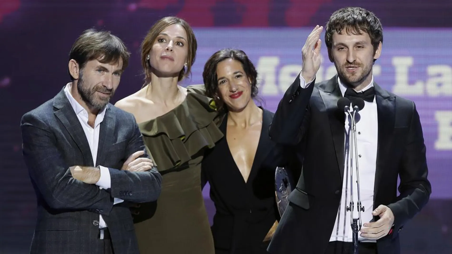 El director Raúl Arévalo (d), acompañado por los actores Antonio de la Torre (i) y Ruth Díaz (2i), tras recibir el premio al mejor Largometraje de Ficción y Animación, por la película "Tarde para la ira"
