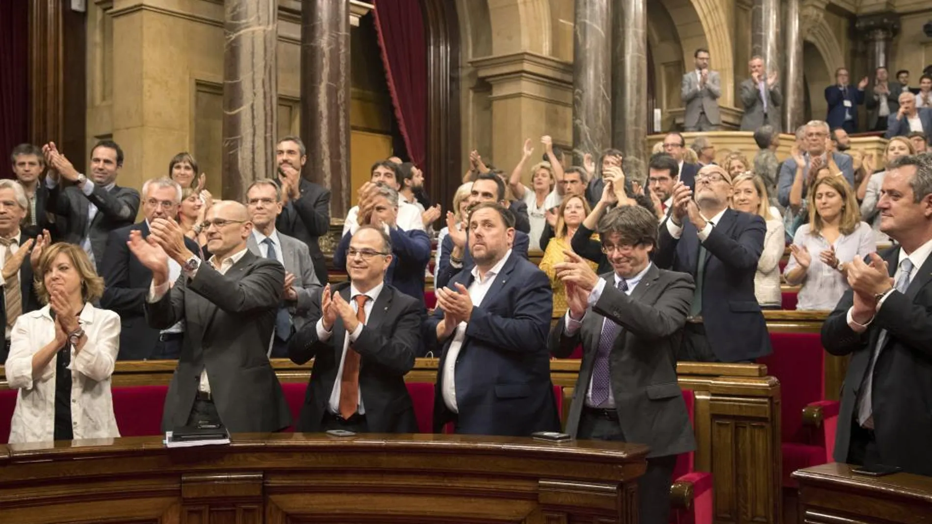 Carles Puigdemont mira a la presidenta del parlament Carme Forcadell, en un gesto de agradecimiento tras aprobar la Ley de Transitoriedad Jurídica, el pasado viernes en el parlament.