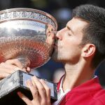 Djokovic besa la Copa de los Mosqueteros