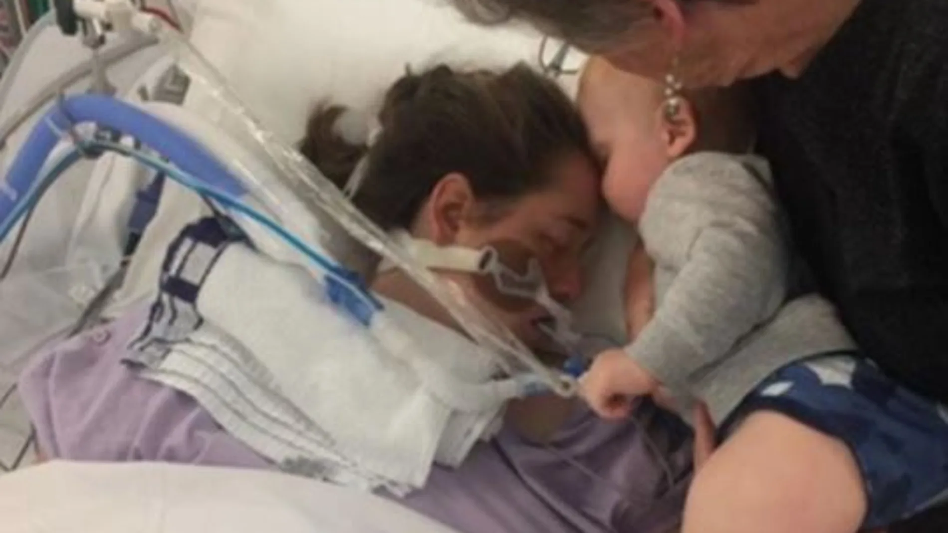 Un bebé le da un beso a su madre antes de que muera desconectada