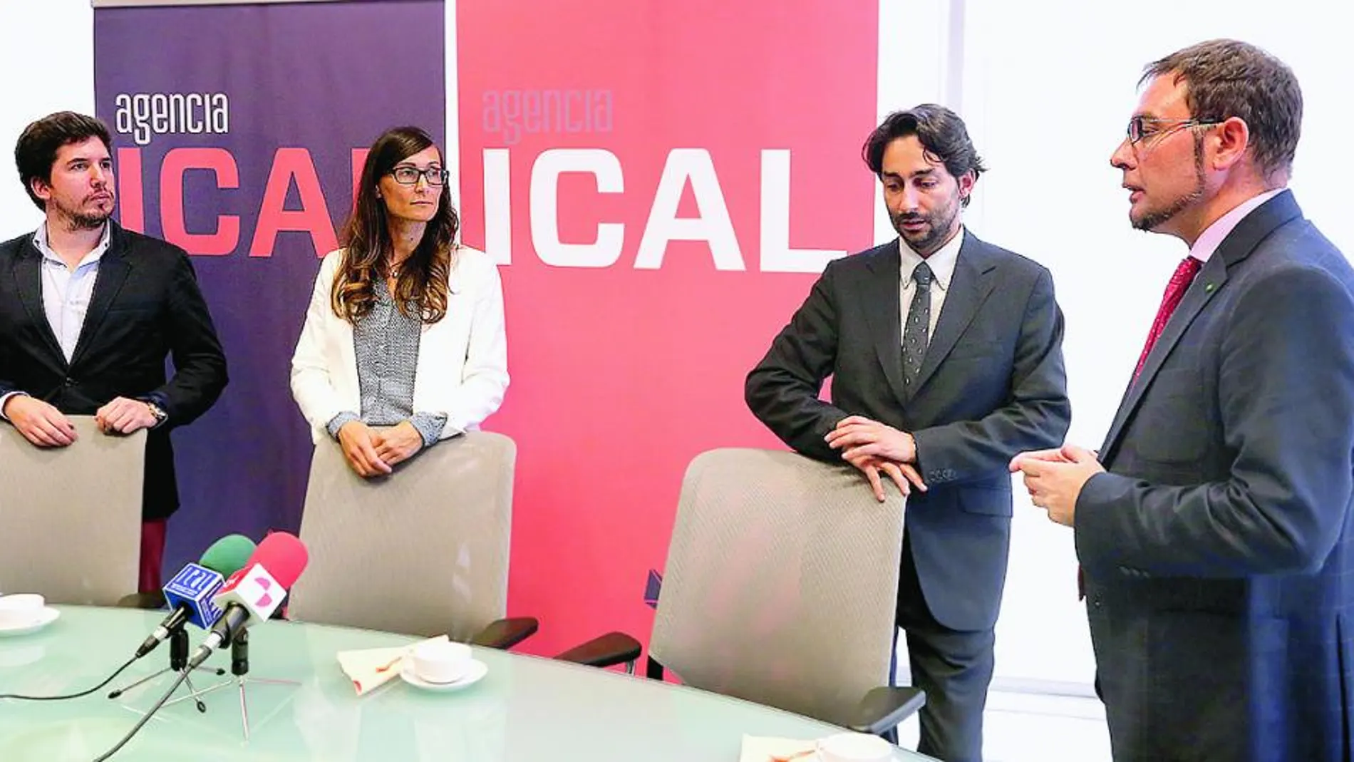 Ascen Cruchaga, Eduardo San Clemente y Luis Muñoz Pérez dialogan con el director de Ical, Luis Miguel Torres