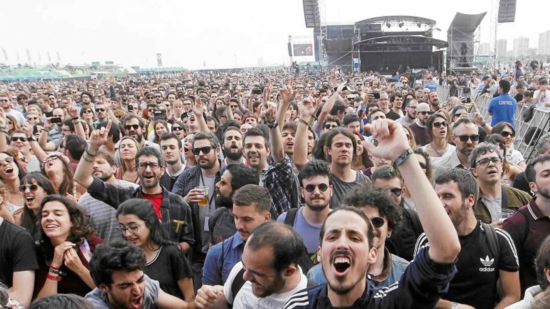 Animal Collective congregaron a miles de jóvenes que vivían bajo la resaca del gran concierto de Radiohead