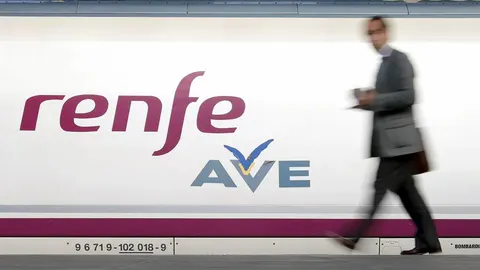 Un pasajero se dispone a subir a un AVE con destino a Valencia.