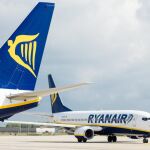 Dos aviones de la aerolínea irlandesa Ryanair esperan su siguiente vuelo en el aeropuerto de Charleroi (Bélgica) ayer
