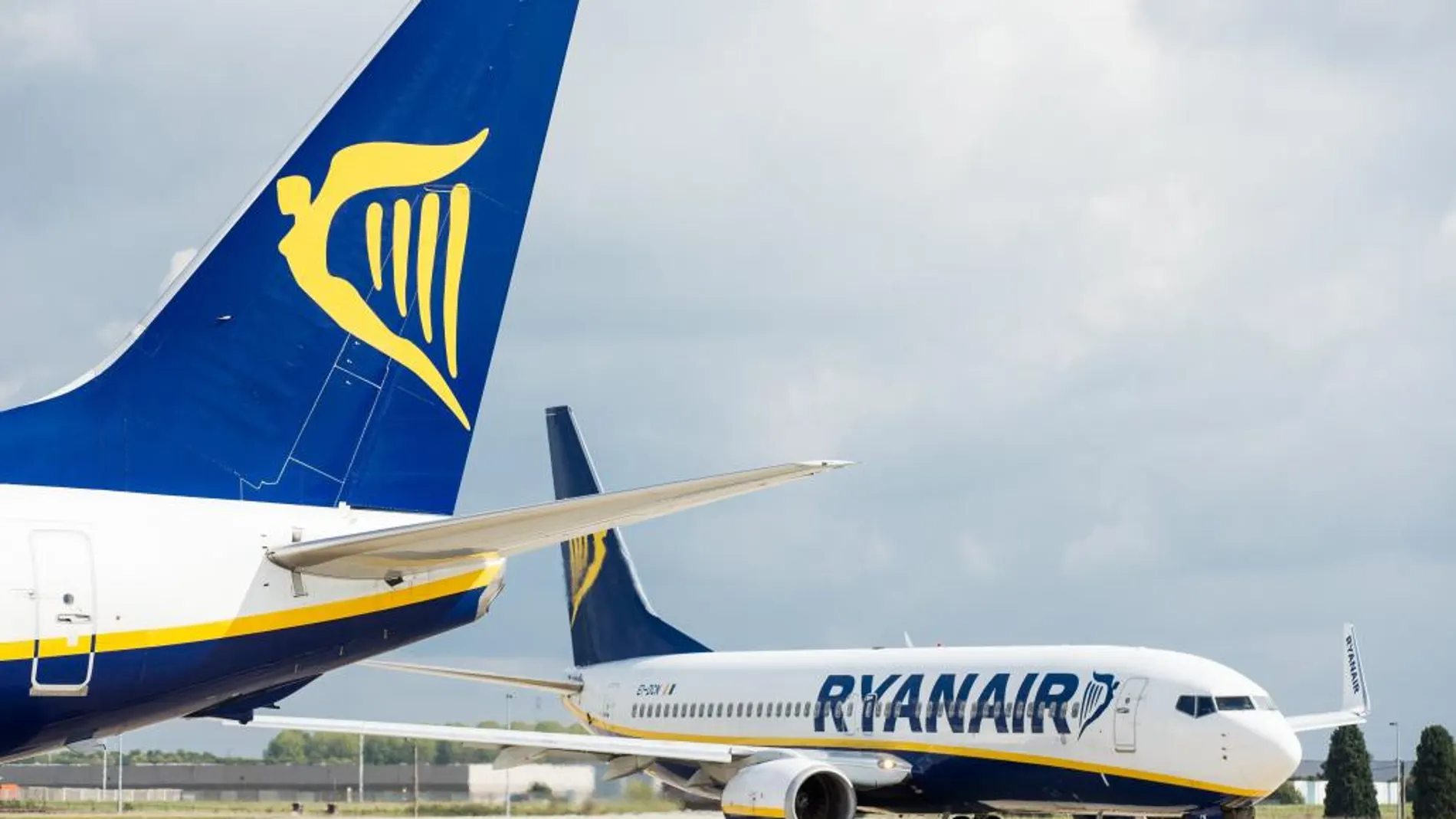 Dos aviones de la aerolínea irlandesa Ryanair esperan su siguiente vuelo en el aeropuerto de Charleroi (Bélgica) ayer