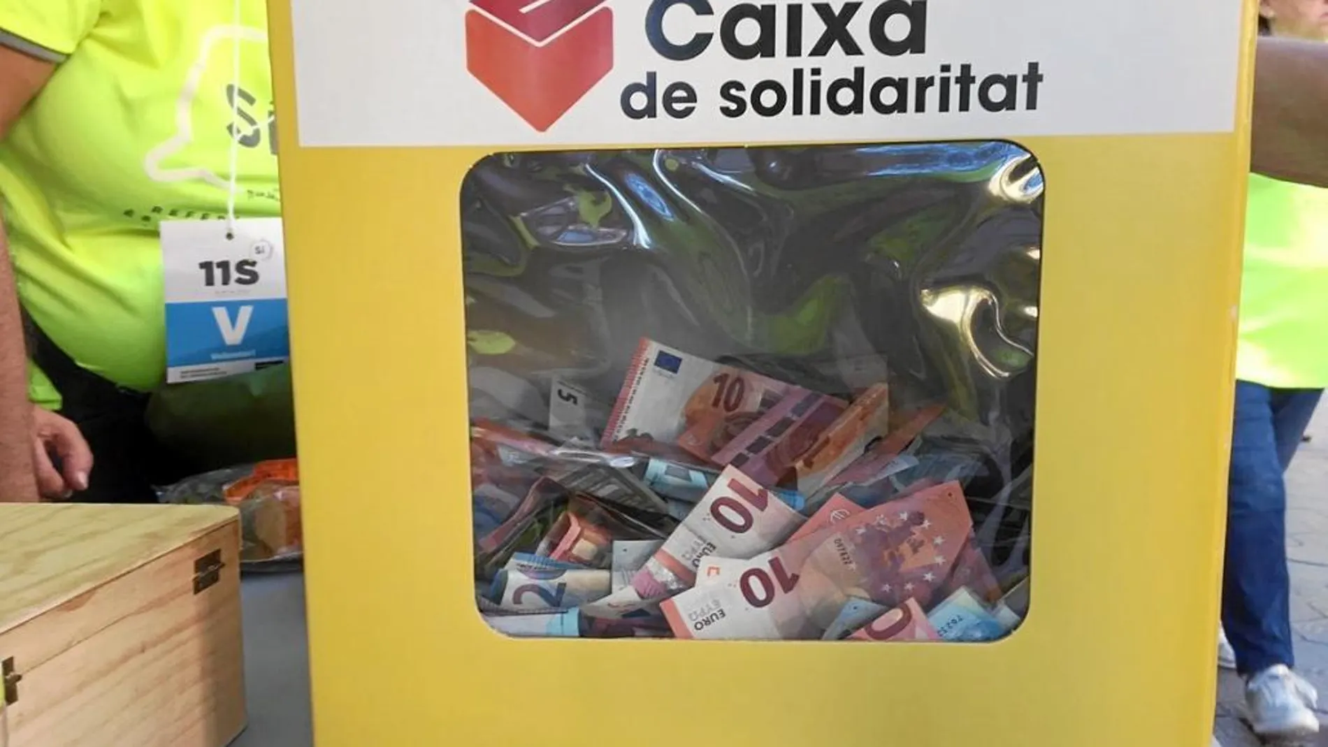 Los voluntarios de la ANC pidieron dinero durante la manifestación de la Diada de Barcelona para hacer frente a las multas por la consulta del 9-N