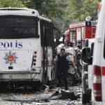 Policías y bomberos inspeccionan el lugar donde se ha producido un atentado en Estambul (Turquía)