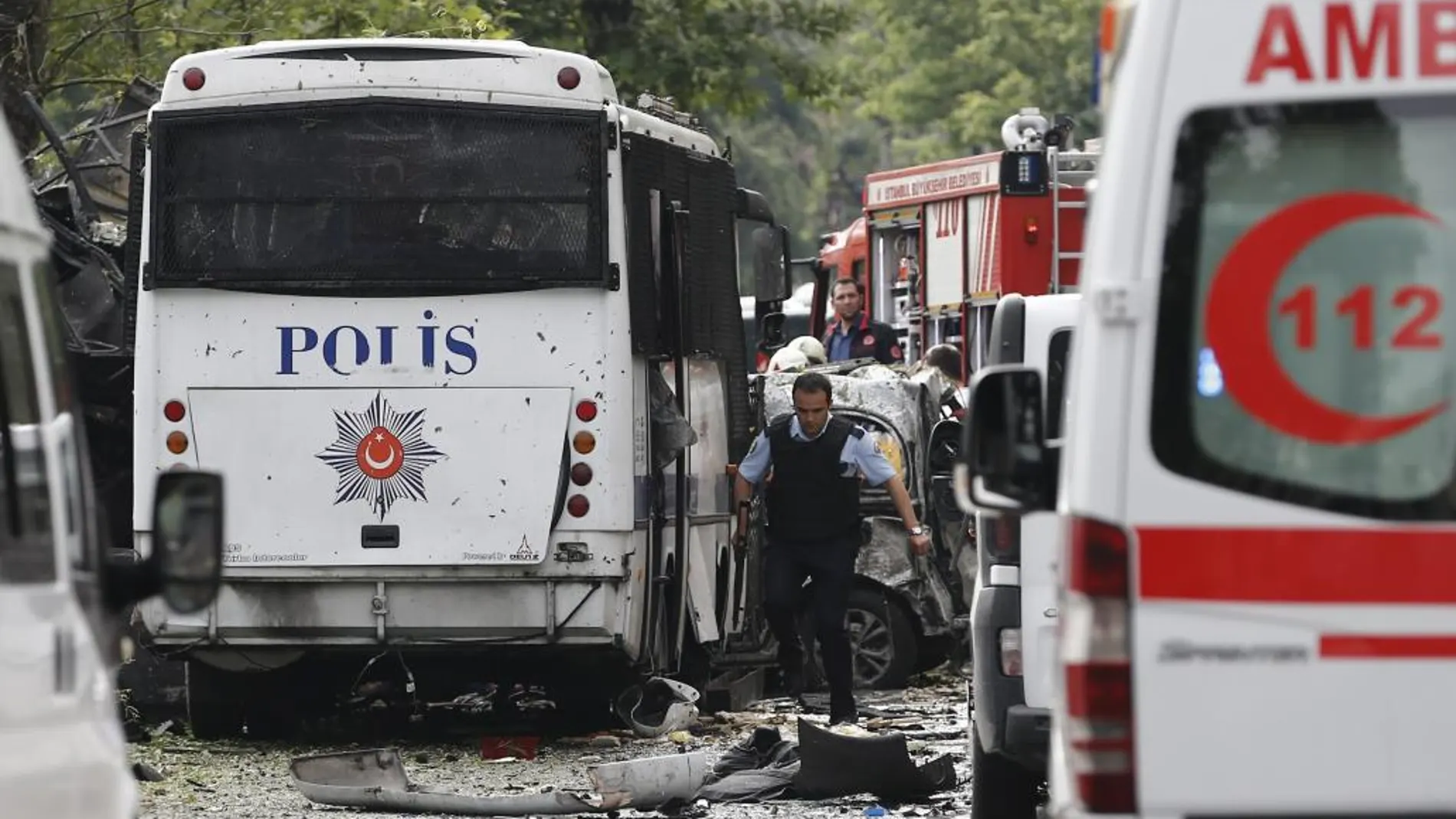 Policías y bomberos inspeccionan el lugar donde se ha producido un atentado en Estambul (Turquía)