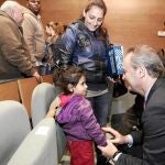 El presidente de la Generalitat, Alberto Fabra, entregó ayer 28 viviendas sociales para familias en riesgo de exclusión social