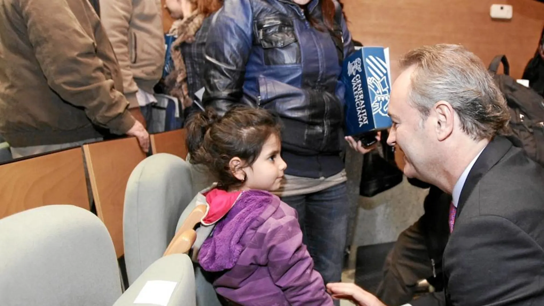El presidente de la Generalitat, Alberto Fabra, entregó ayer 28 viviendas sociales para familias en riesgo de exclusión social