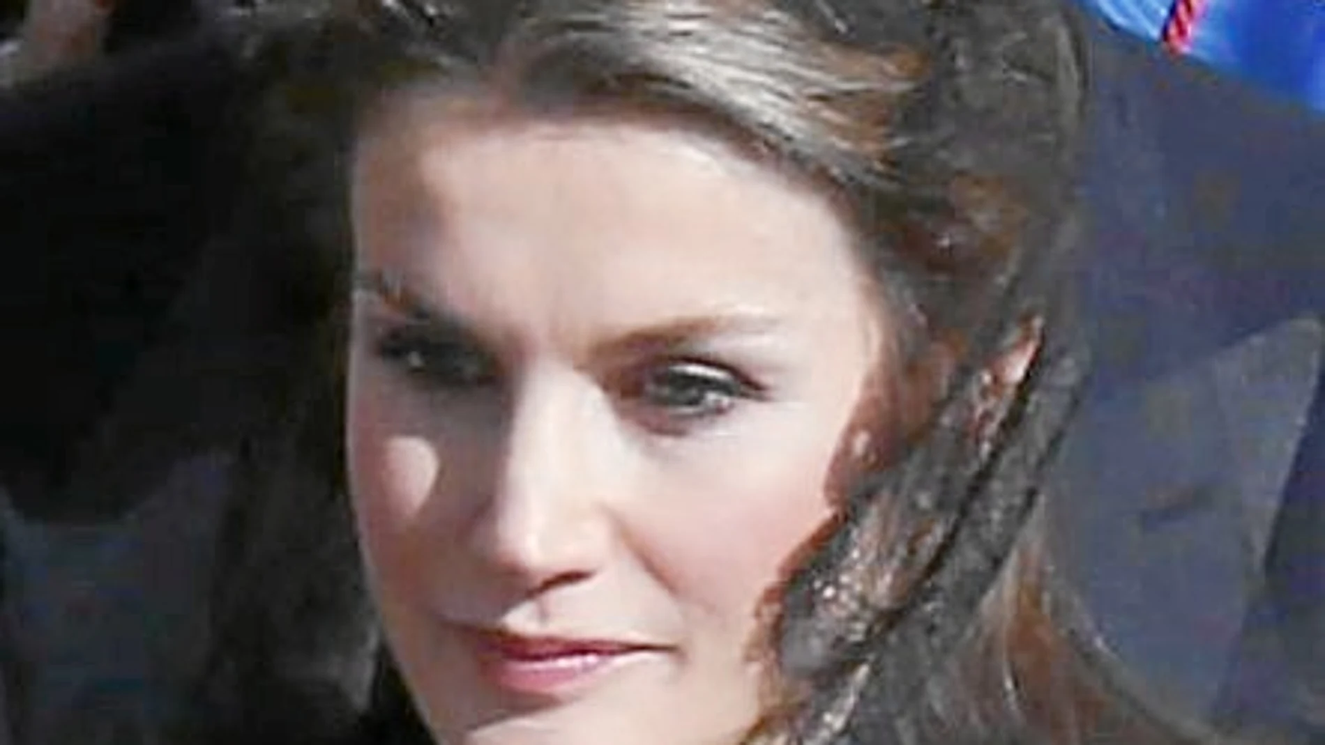 DOÑA LETIZIA: Siguió el protocolo que dicta el Vaticano estrictamente, vestida entera de negro y con falda por debajo de la rodilla