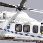 En la ventana de la izquierda se puede ver al Papa Francisco a bordo del helicóptero que le llevó a Castel Gandolfo, donde se encontró con su predecesor, Benedicto XVI