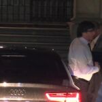El presidente de la Generalitat, Carles Puigdemont, a su llegada esta mañana al Palacio de la Generalitat / Efe