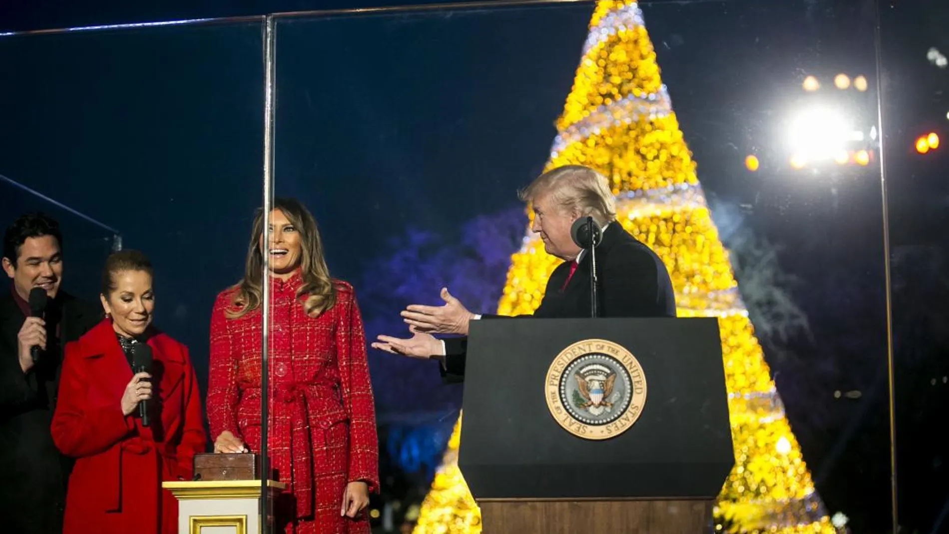 El presidente de los estados Unidos, Donald Trump, y la primera dama participan en la ceremonia de iluminación del Árbol Nacional de Navidad h