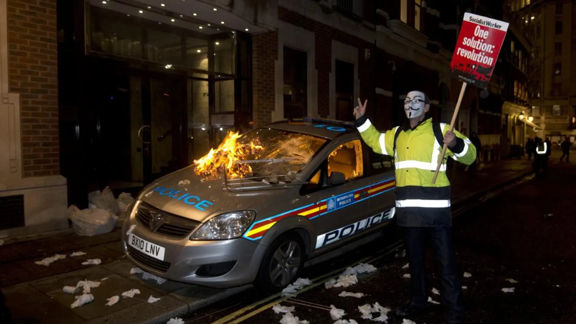 Un vehículo de la policía es atacado por manifestantes hoy, jueves 5 de noviembre de 2015, durante la "Marcha del Millón de Máscaras"en el centro de Londres (Reino Unido)
