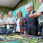 María José Salgueiro observa el material incautado en esta operación junto a mandos de la Guardia Civil