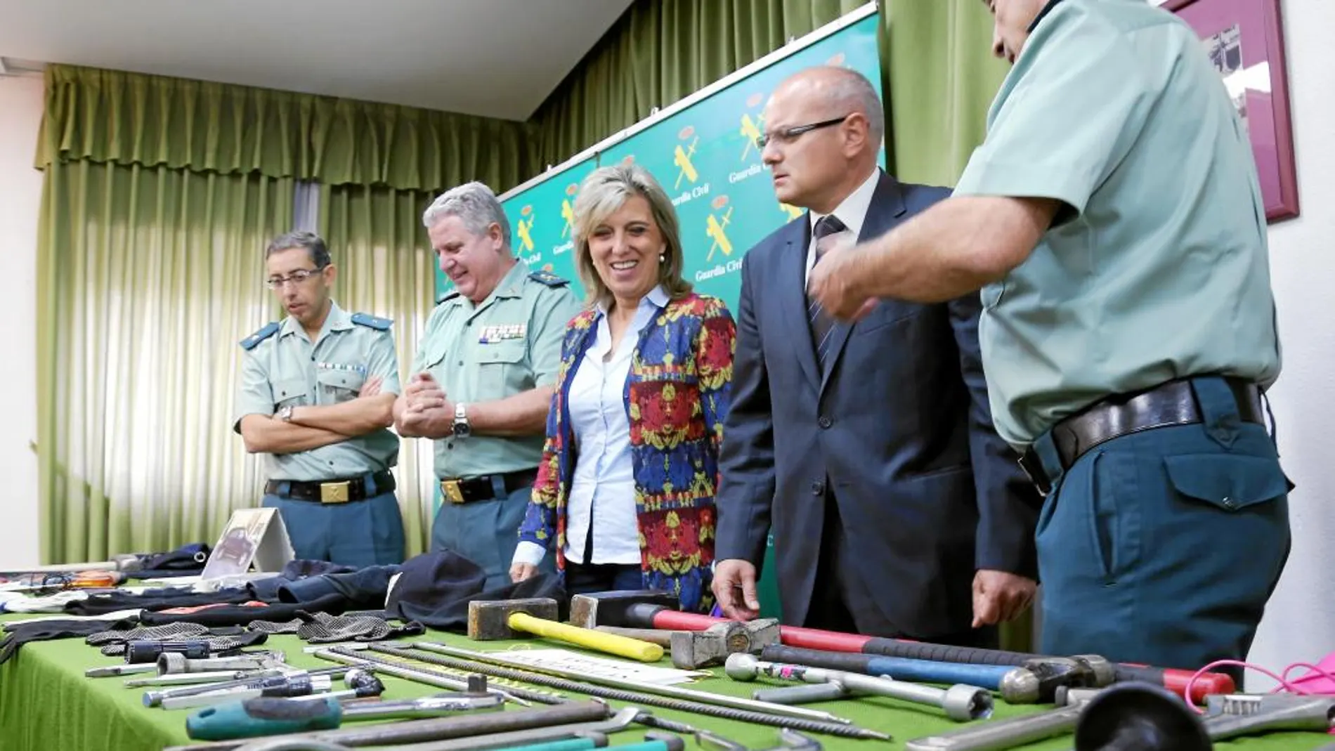 María José Salgueiro observa el material incautado en esta operación junto a mandos de la Guardia Civil