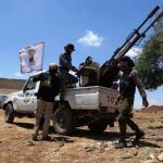 Combatientes de al-Furqan con un arma antiaérea cerca de Kafr Nasej