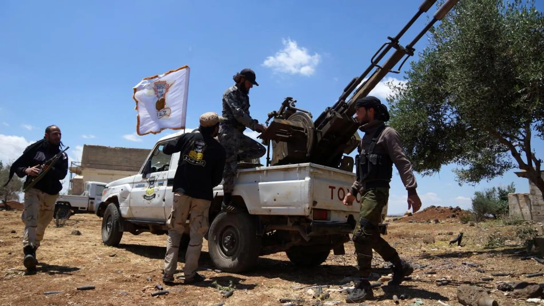 Combatientes de al-Furqan con un arma antiaérea cerca de Kafr Nasej