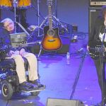 Stephen Hawking observa la actuación de la banda Anathema, durante el festival Starmus