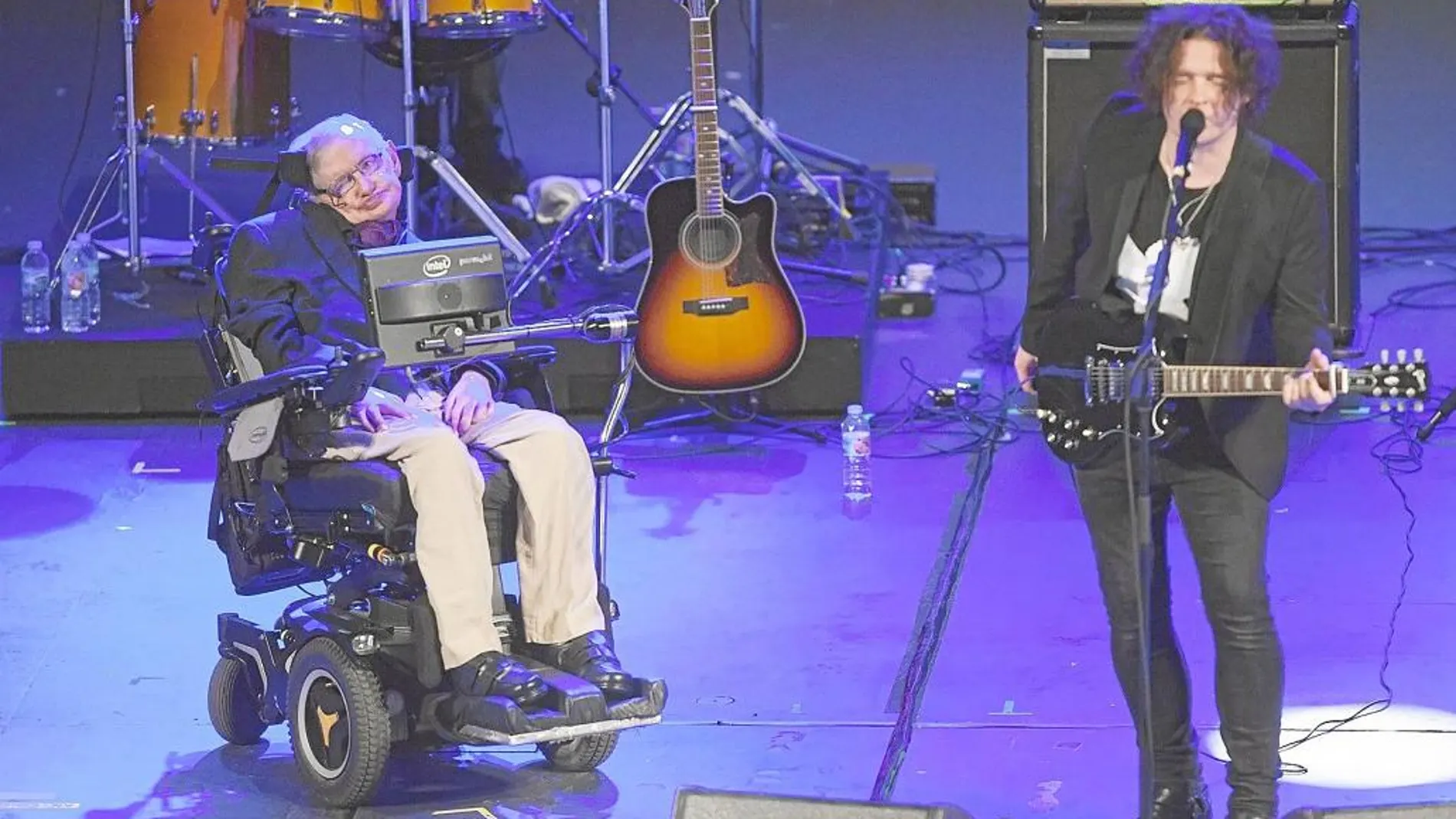Stephen Hawking observa la actuación de la banda Anathema, durante el festival Starmus