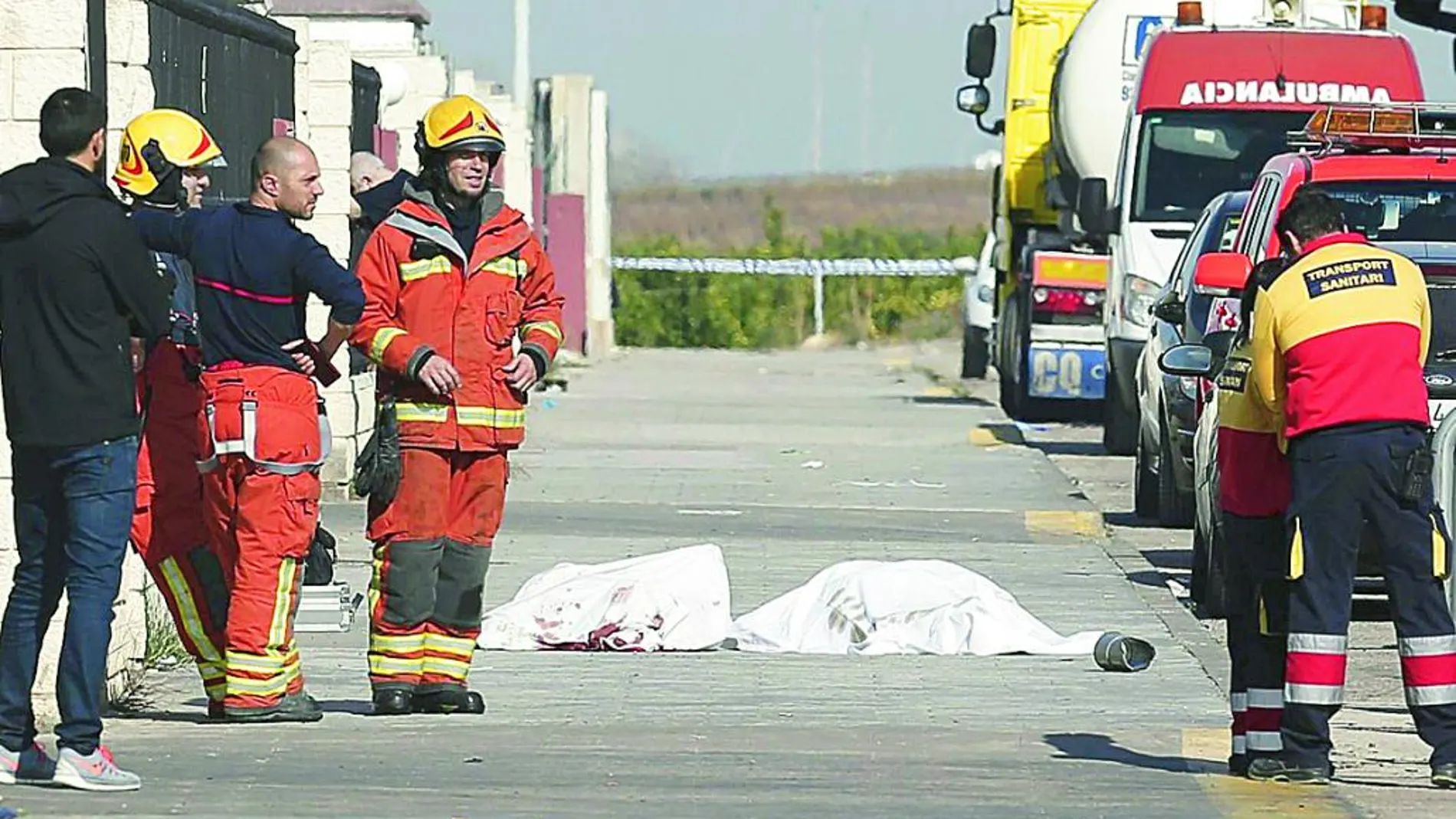 Dos personas murieron ayer y una tercera resultó herida «muy grave», con quemaduras en el 80 por ciento del cuerpo, a consecuencia de la explosión ocurrida en la empresa Biocom Energía de Algemesí (Valencia)