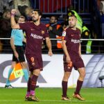 Luis Suárez celebra tras marcar el primer gol ante el Villarreal. EFE/Domenech Castelló