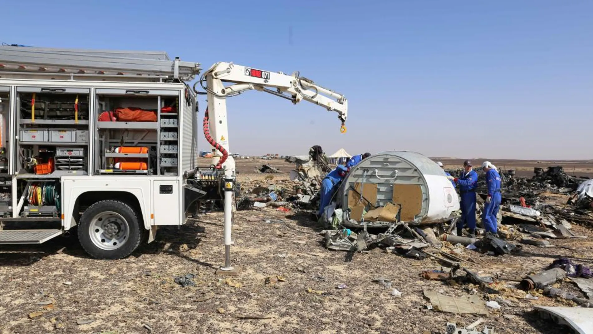 Los expertos trabajan sobre el terreno inspeccionado los restos del avión siniestrado.